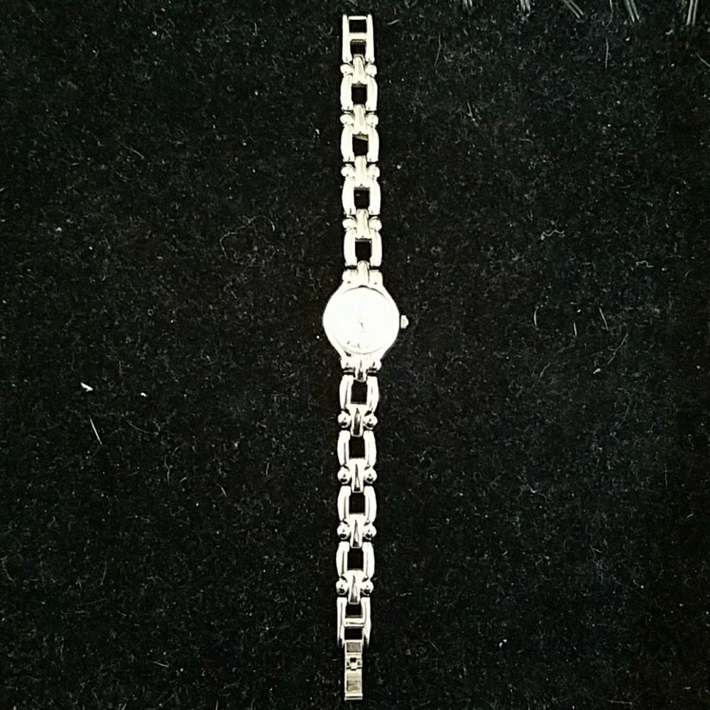Women's Silver Tone Linked Bracelet Fashion Watch Elegant Stylish Quartz